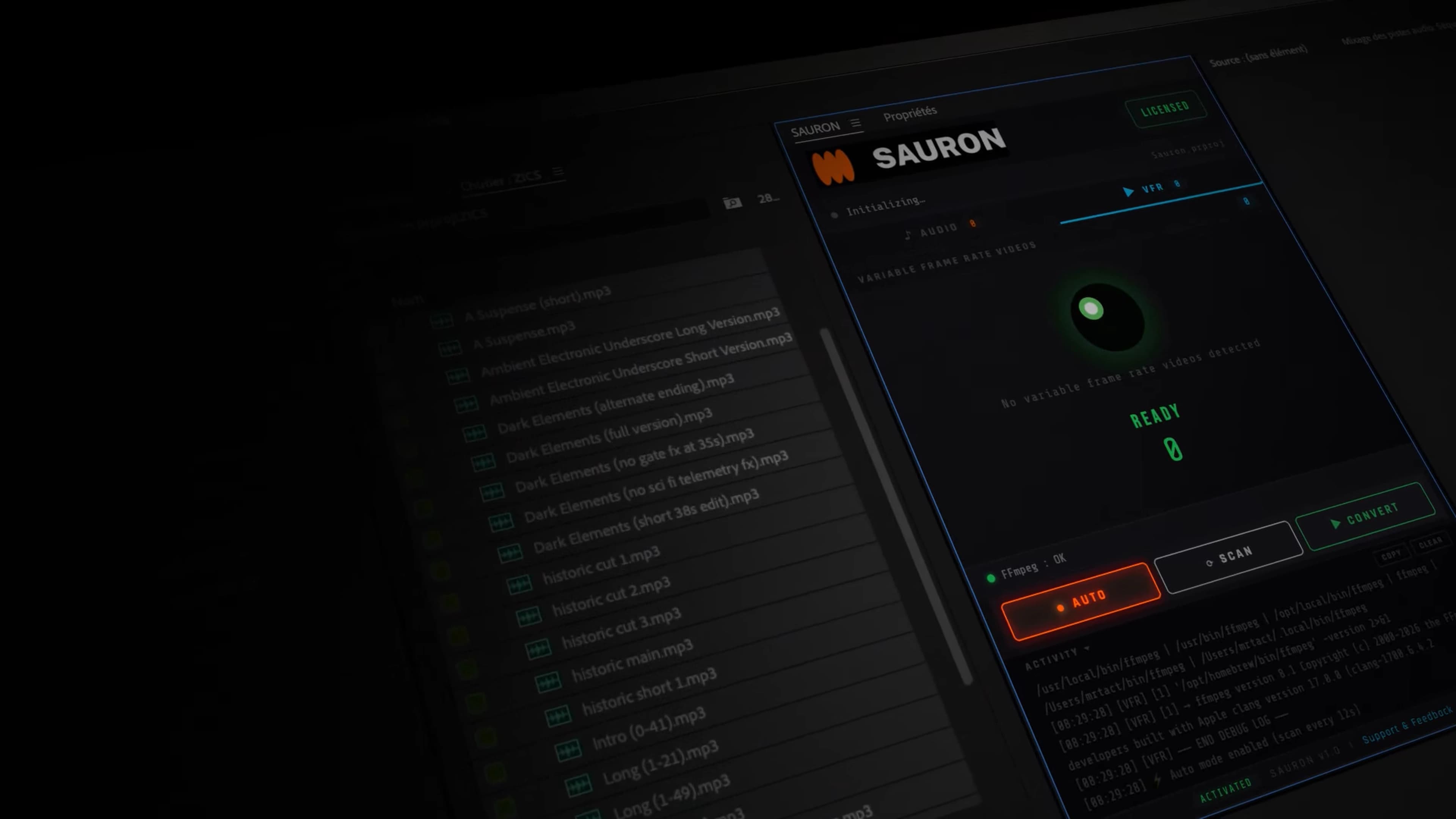 Capture d'écran de l'interface de l'application SAURON, un convertisseur de vidéos à fréquence d'images variable (VFR), présentée de biais sur un écran sombre. Le panneau de droite affiche le logo SAURON, un badge « LICENSED », une icône d'œil vert lumineux et un statut « READY 0 » indiquant « No variable frame rate videos detected ». Les commandes comprennent les boutons AUTO, SCAN et CONVERT, un statut FFmpeg « OK » et un journal d'activité en bas. À gauche, un explorateur de fichiers atténué liste des fichiers audio MP3 tels que les pistes « Dark Elements » et « historic cut ».